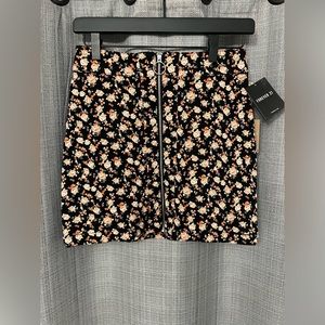 NWT. Forever 21. Floral skirt. S